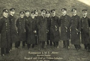Der Kommandant mit seinen Offizieren